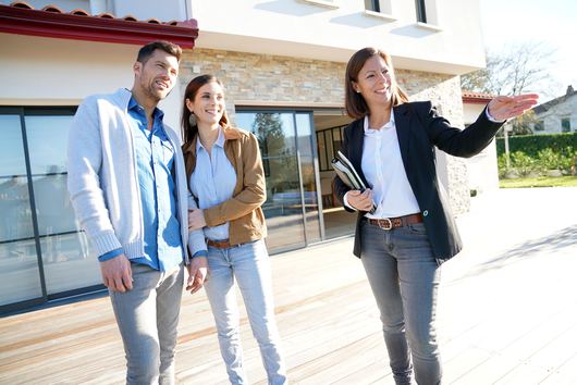 9 Common Real Estate Agent Tricks That Could Convince You to Spend More