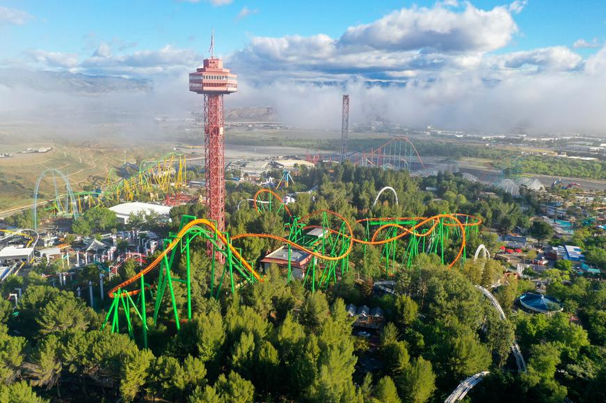 How to Visit Six Flags Magic Mountain: A Guide to the Amusement Park