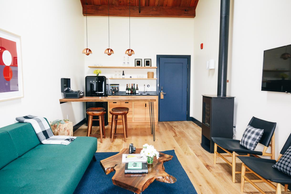 The chic, cozy rooms mirror the coastal surroundings.